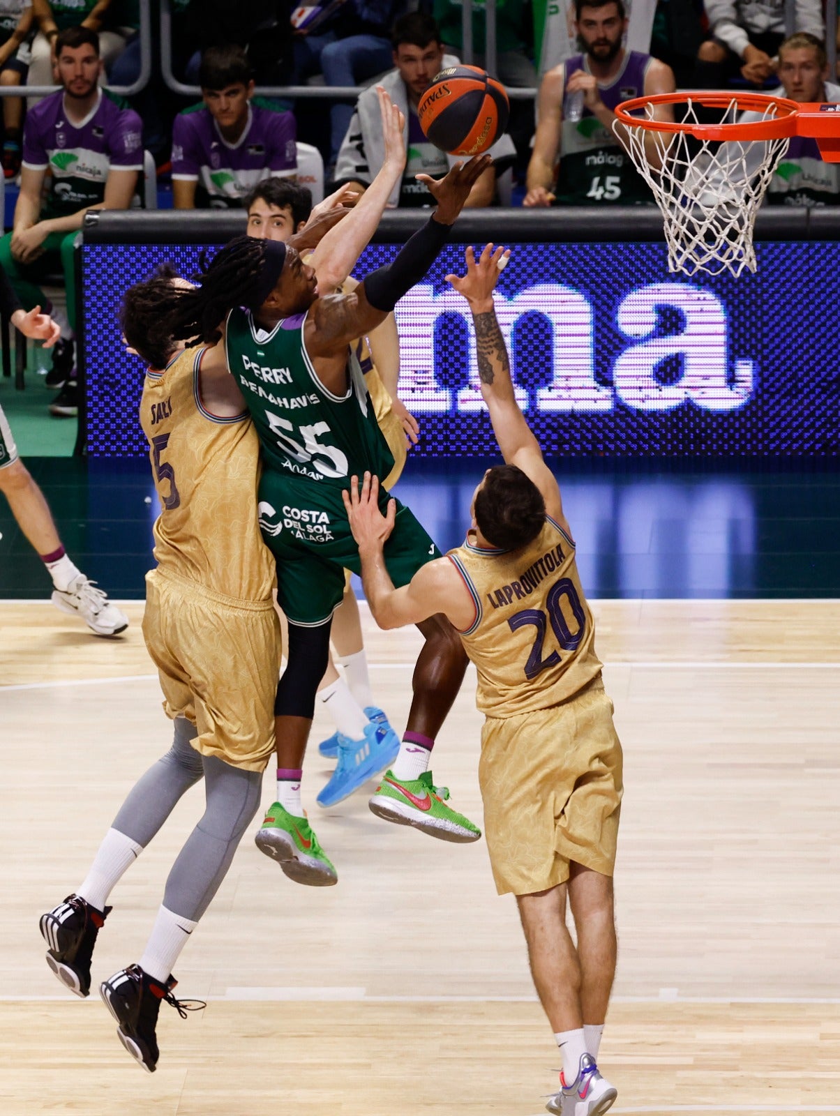 Las fotos del choque entre el Unicaja y el Barcelona