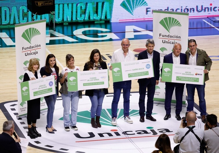 La Fundación Unicaja entregó cheques solidarios a cuatro asociaciones durante el partido entre el Unicaja y el Barça