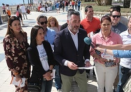 Andrés Reche y Noelia Losada junto a cargos y militantes de Ciudadanos.