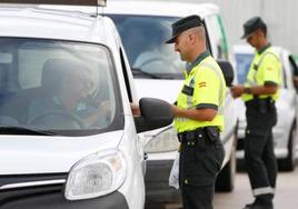 Estas son las multas de la DGT por no llevar algunos de estos documentos en el coche