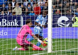 El futbolista del Málaga Lago Junior dispara al poste en una jugada del partido contra el Levante que acabó 0-0 el viernes pasado en La Rosaleda.