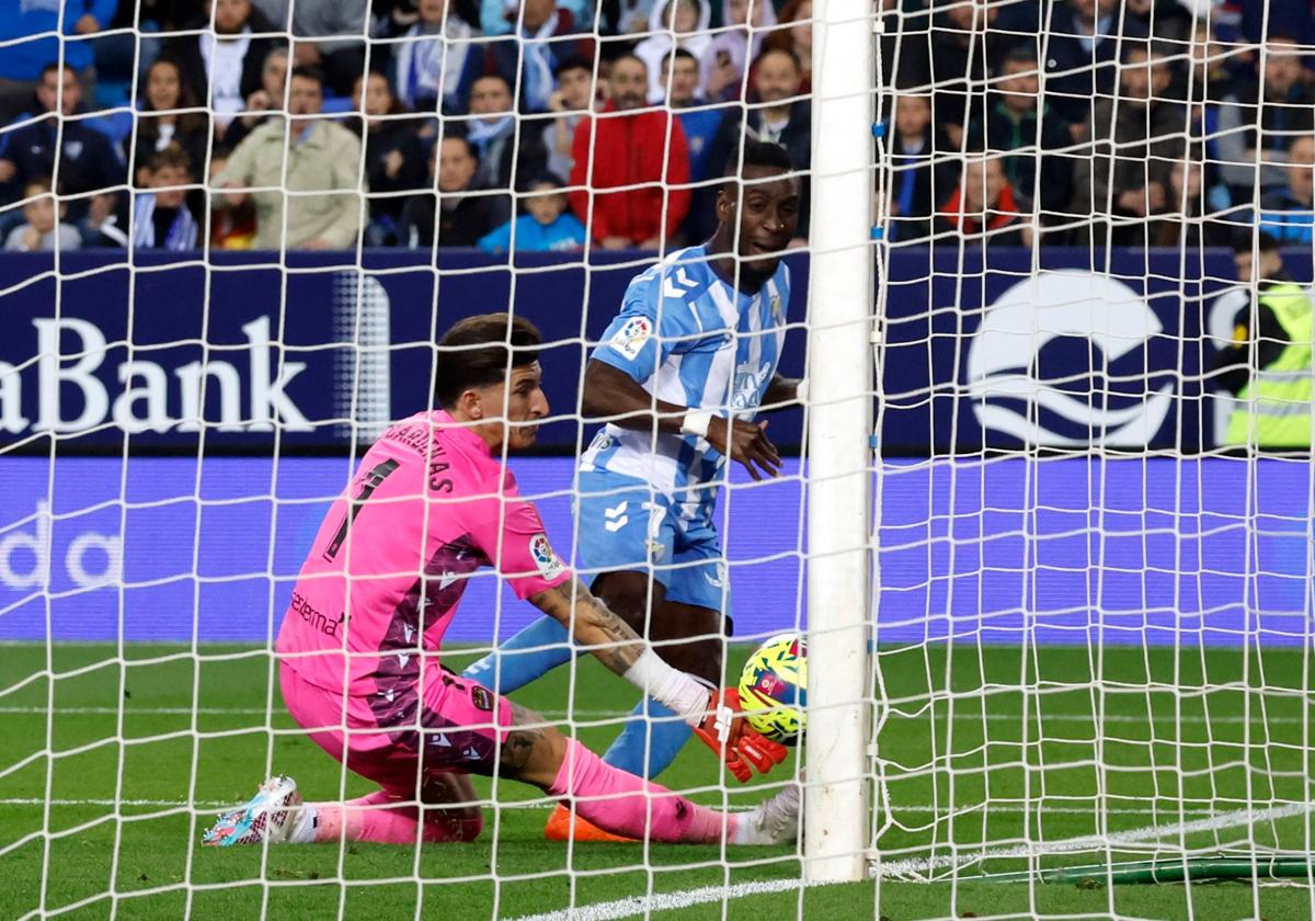 El futbolista del Málaga Lago Junior dispara al poste en una jugada del partido contra el Levante que acabó 0-0 el viernes pasado en La Rosaleda.