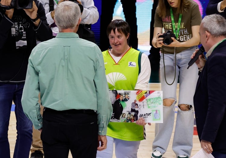 Laura Rubia entrega a su padre un montaje fotográfico que repasa su carrera en el club.