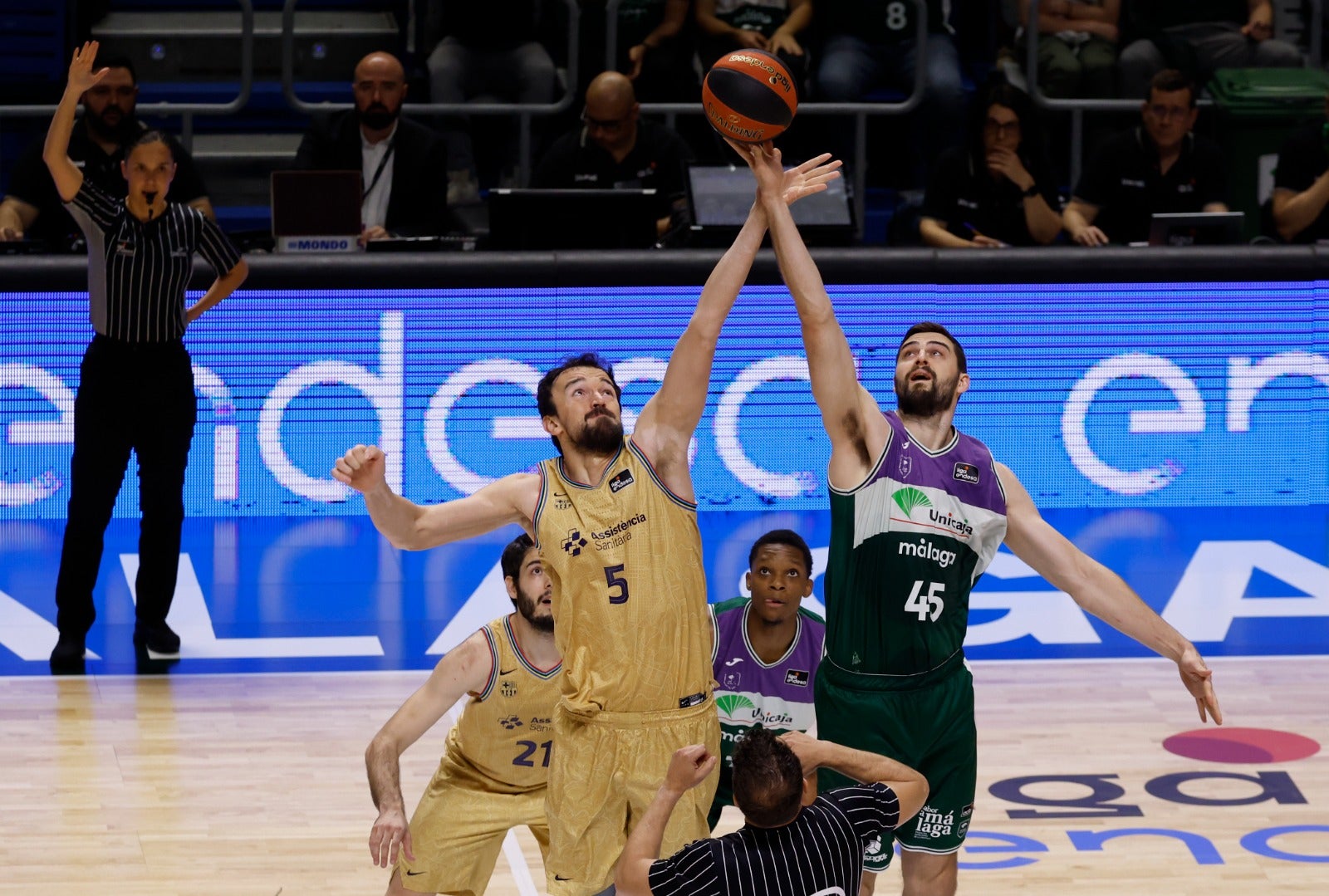 Las fotos del choque entre el Unicaja y el Barcelona