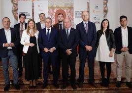 Autoridades y participantes de la primera mesa redonda.