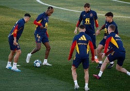 Nico Williams controla el balón en el entrenamiento de este lunes de la selección.