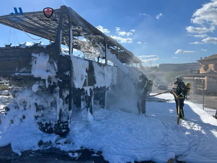 Cortada la carretera de Ronda a San Pedro por el incendio de un autobús