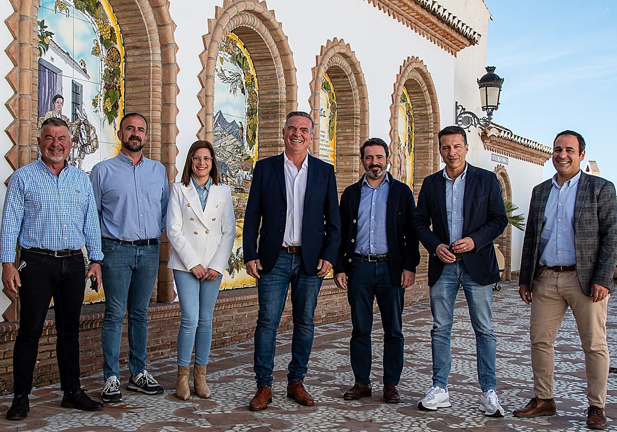 Carlos Gaona, con el secretario general del PP de Málaga, ediles y alcaldes de la Axarquía.