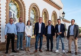 Carlos Gaona, con el secretario general del PP de Málaga, ediles y alcaldes de la Axarquía.