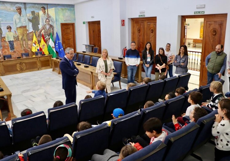 El alcalde y la edil de Educación, este martes con los escolares.