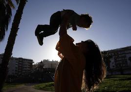 Desirée sostiene en brazos a su pequeño de 20 meses con el que disfrutó de una baja ampliada.