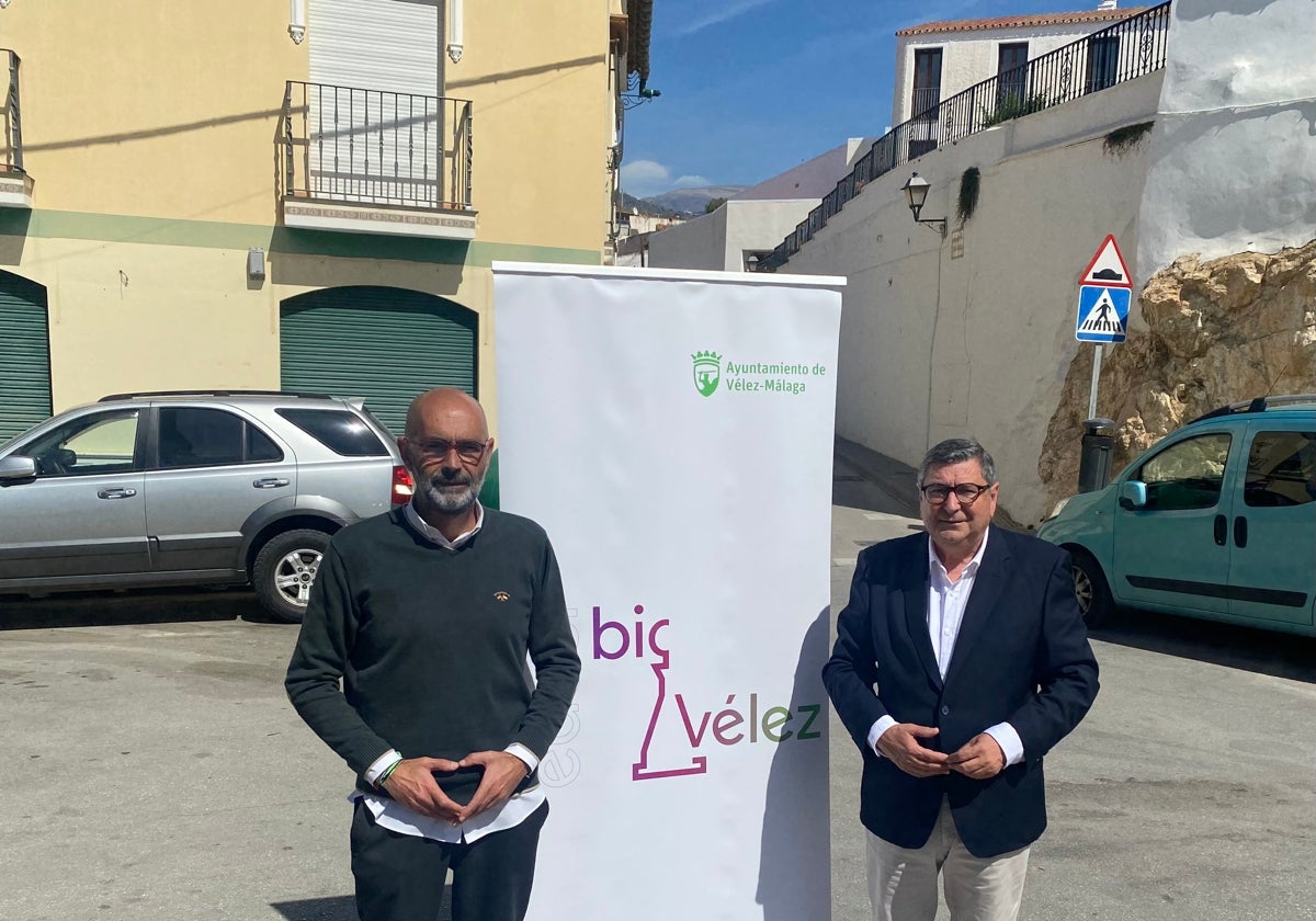 El edil de Infraestructuras, Juan García, y el alcalde veleño, Antonio Moreno Ferrer, en la plaza.