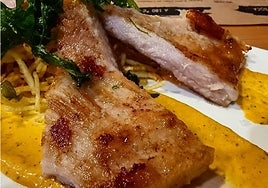 El secreto ibérico se sirve en Estragón con patatas fritas y salsa gaucha.