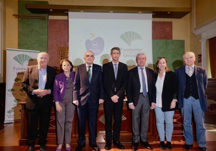 Representantes institucionales y directivos de Bancosol, al terminar el acto.