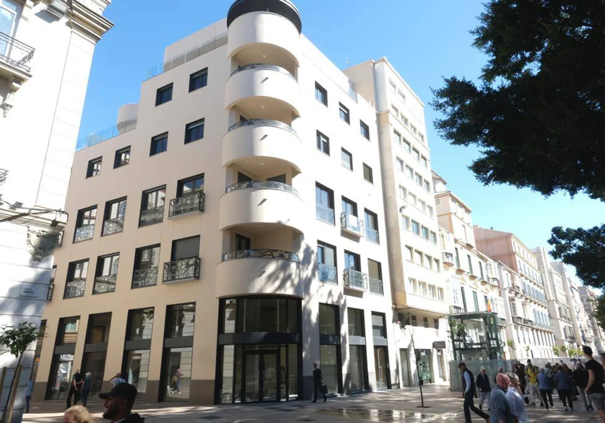 El edificio ha sido construido en la esquina con la calle Torregorda.