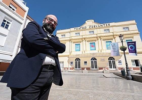Francisco Jiménez Valverde es licenciado en Historia, especialista en Historia del Arte, y actual jefe de sala del Teatro del Soho.