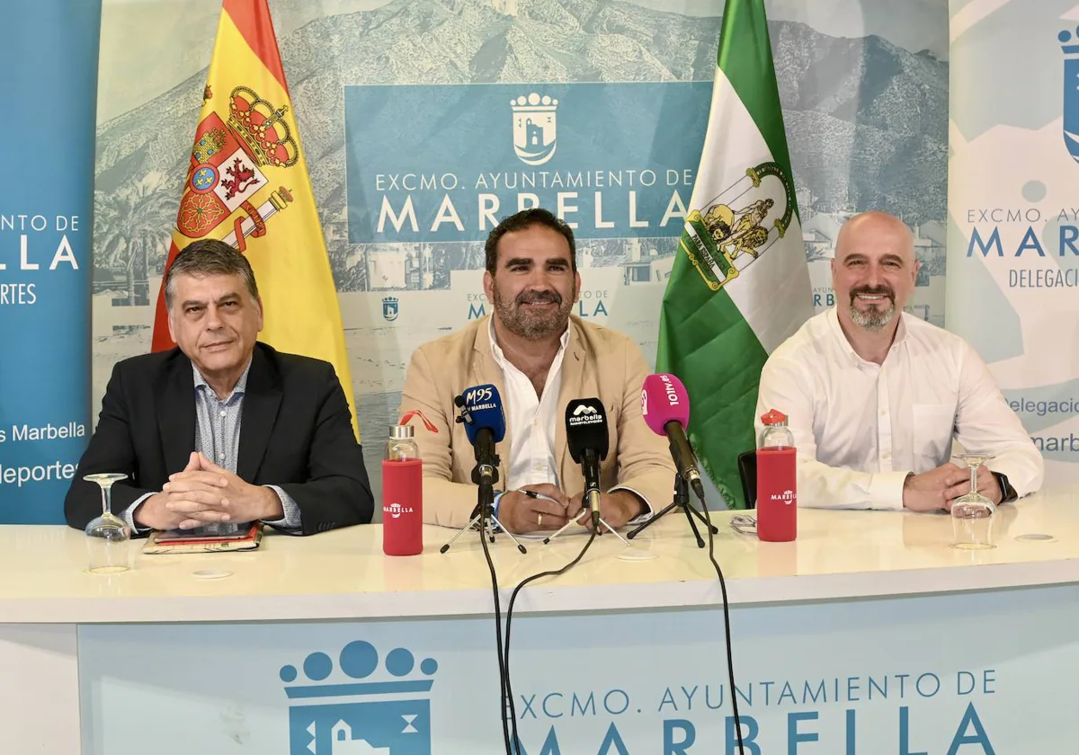 El presidente de la Federación Española de Ajedrez, Javier Ochoa de Echagüen, el concejal de Deportes, Manuel Cardeña, y el director del torneo, Germán Maldonado, en la presentación del campeonato.