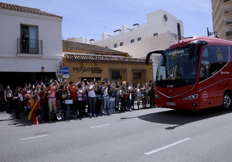 Algo menos de un centenar de personas en la zona vallada, situada a unos diez metros de la entrada del hotel, a la llegada del autobús de la selección este mediodía.