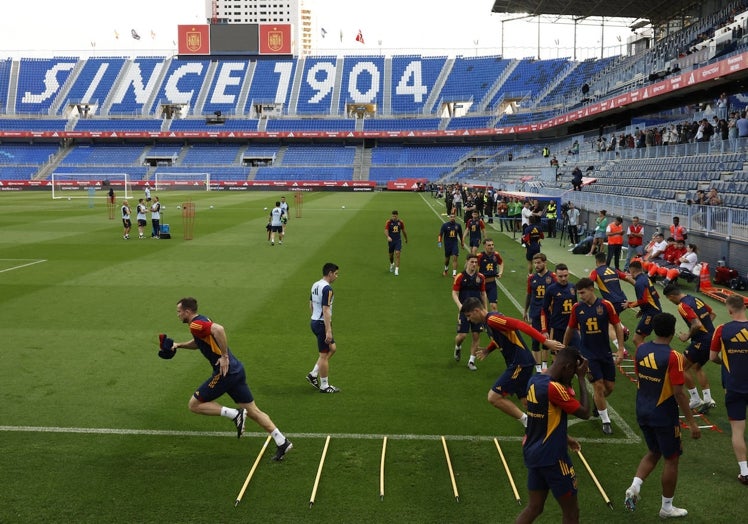 Un circuito fisico de los jugadores en el tramo inicial del entreno en La Rosaleda.