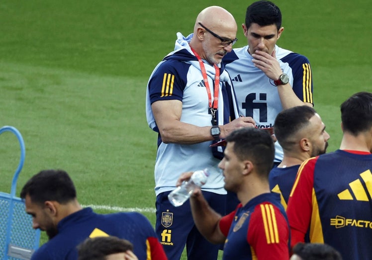 De la Fuente consulta con su ayudante en el entrenamiento.