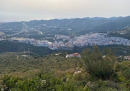 Vista panorámica del casco urbano de Torrox Pueblo desde la zona del Barranco del Puerto.