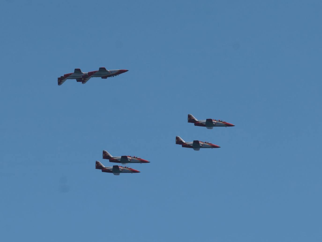 Expectación máxima es la que ha desatado este sábado la formación completa de aviones C-101 de la Patrulla Águila del Ejército del Aire en la capital malagueña donde ha dibujado entre las nubes los colores de la bandera de España.