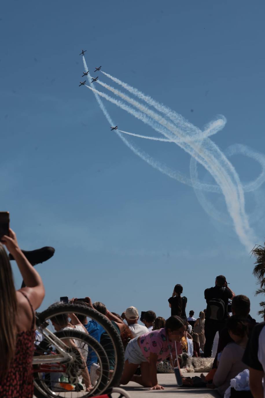 Expectación máxima es la que ha desatado este sábado la formación completa de aviones C-101 de la Patrulla Águila del Ejército del Aire en la capital malagueña donde ha dibujado entre las nubes los colores de la bandera de España.