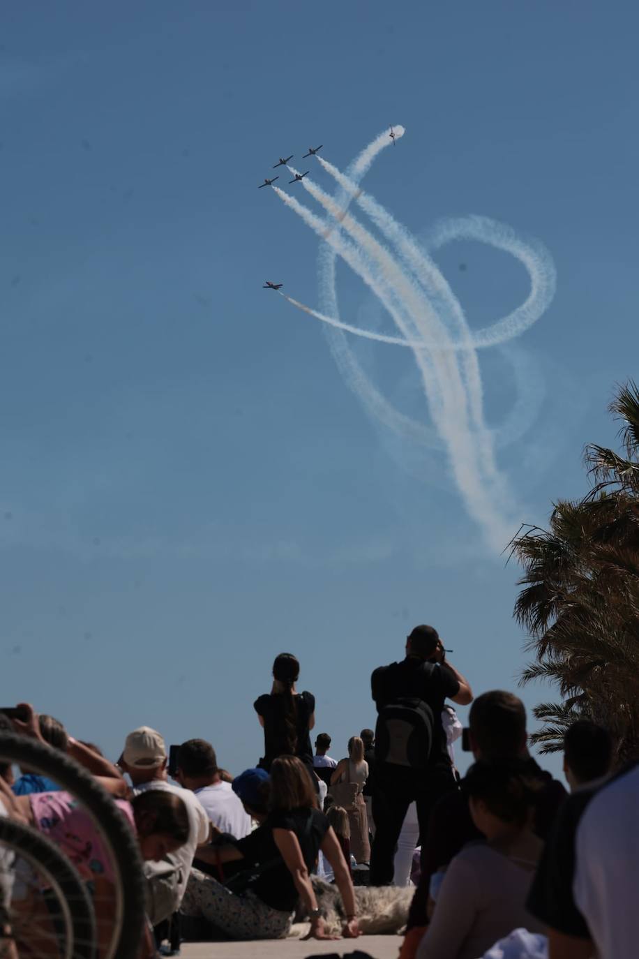 Expectación máxima es la que ha desatado este sábado la formación completa de aviones C-101 de la Patrulla Águila del Ejército del Aire en la capital malagueña donde ha dibujado entre las nubes los colores de la bandera de España.