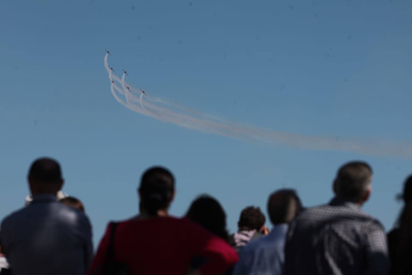 Expectación máxima es la que ha desatado este sábado la formación completa de aviones C-101 de la Patrulla Águila del Ejército del Aire en la capital malagueña donde ha dibujado entre las nubes los colores de la bandera de España.