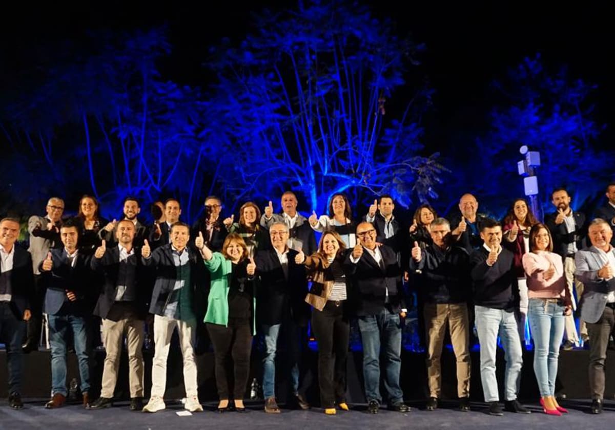 Foto de familia con los candidatos del PP en la Axarquía y la presidenta provincial, en Algarrobo.