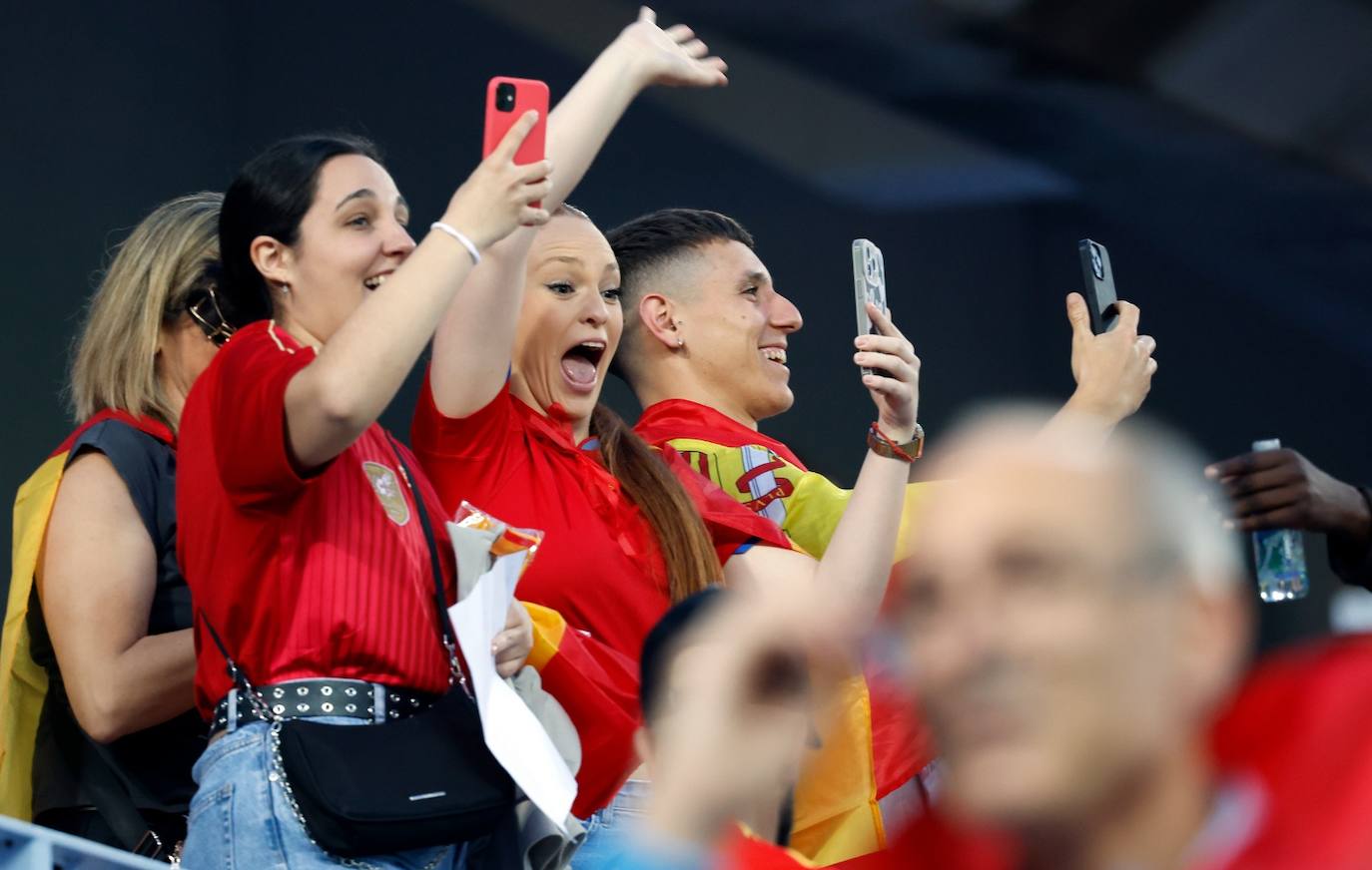 Lleno en La Rosaleda para ver a España