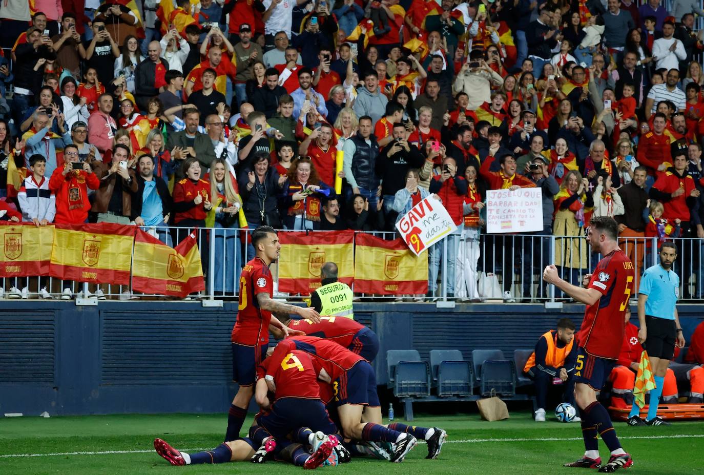 Lleno en La Rosaleda para ver a España