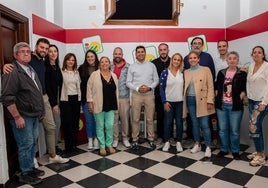 Juan Luis Villalón, candidato de IU a la alcaldía de Casares con los integrantes de la lista electoral.
