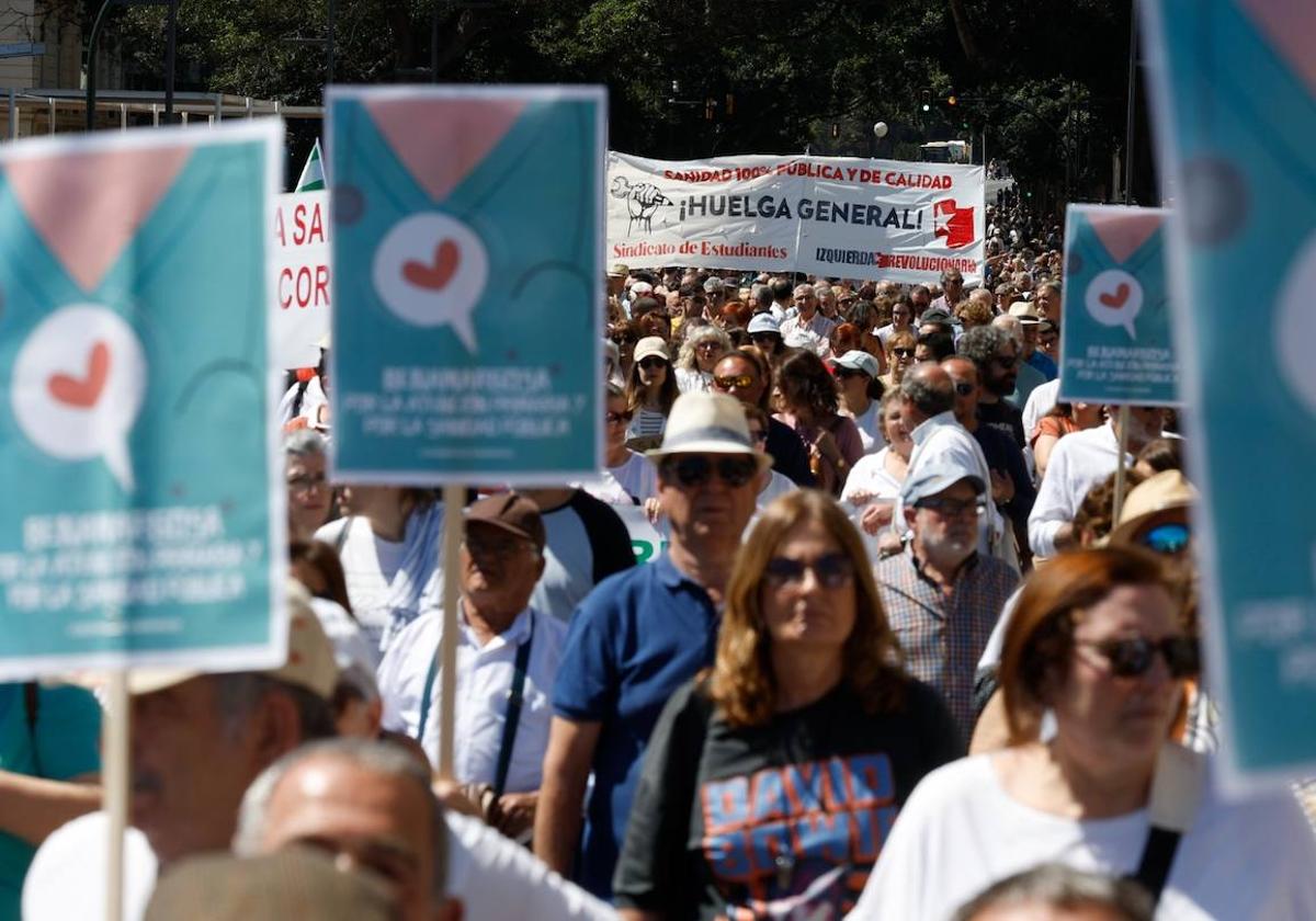 Miles de personas salen a la calle en Málaga en defensa de la sanidad pública