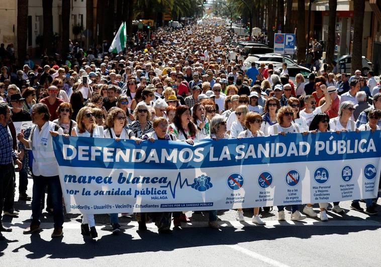 Miles de personas salen a la calle en Málaga en defensa de la sanidad pública