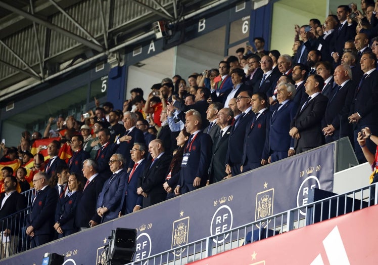 El palco de autoridades, durante los himnos nacionales.