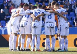 Jugadores del Leganés en corro antes de un partido de esta temporada.