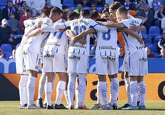 Jugadores del Leganés en corro antes de un partido de esta temporada.