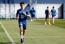 Bustinza realiza carrera continua al margen del grupo en el entrenamiento del Málaga el pasado viernes.