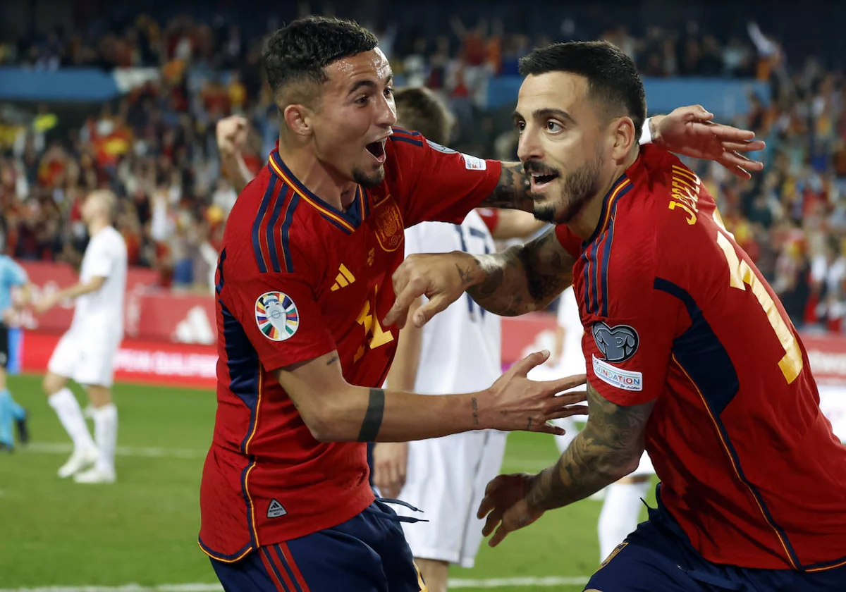 Yeremi Pino celebra con Joselu, autor del gol, el 2-0 de España el sábado.