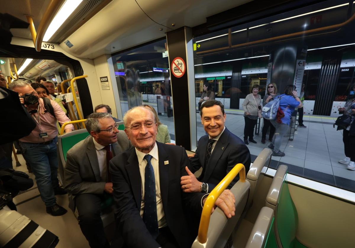 El alcalde, junto a los presidentes de la Junta y la Diputación, en el estreno.