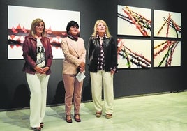 La artista Ángeles Sioli, junto a la vicerrectora de Cultura la UMA, Tecla Lumbreras, y la comisaria de la exposición, Isabel Hurley.