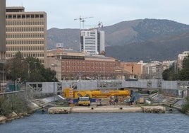 Aspecto de la pasarela una vez colocada sobre el cauce del río este lunes.