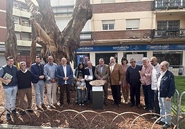Autoridades locales, vecinos, familiares y amigos de los autores, junto al ficus centenario muerto reconvertido en escultura.
