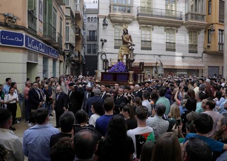 Imagen secundaria 1 - Arriba, muchísimo público acompañó a los titulares de la Hermandad de Gitanos. abajo, a la izquierda, el Señor de Azotes y Columna, de Fusionadas, tras salir de San Juan. A la derecha, traslado de la Virgen Mediadora.