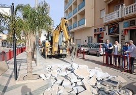 El alcalde y ediles, este lunes en una visita a las obras junto a responsables de Aqualia.
