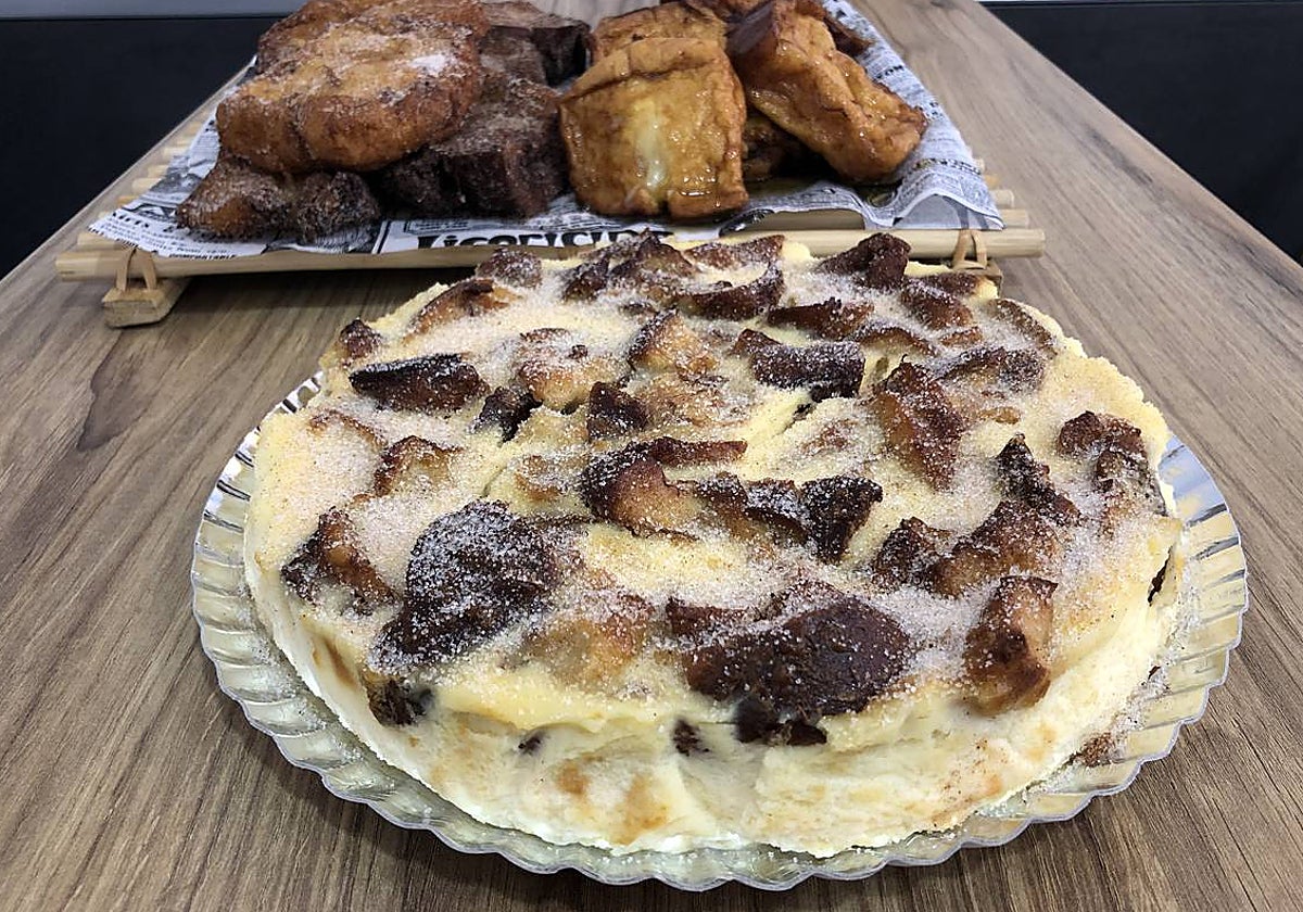La nueva tarta rellena de La Cheesequería, con las torrijas al fondo.