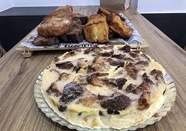 La nueva tarta rellena de La Cheesequería, con las torrijas al fondo.
