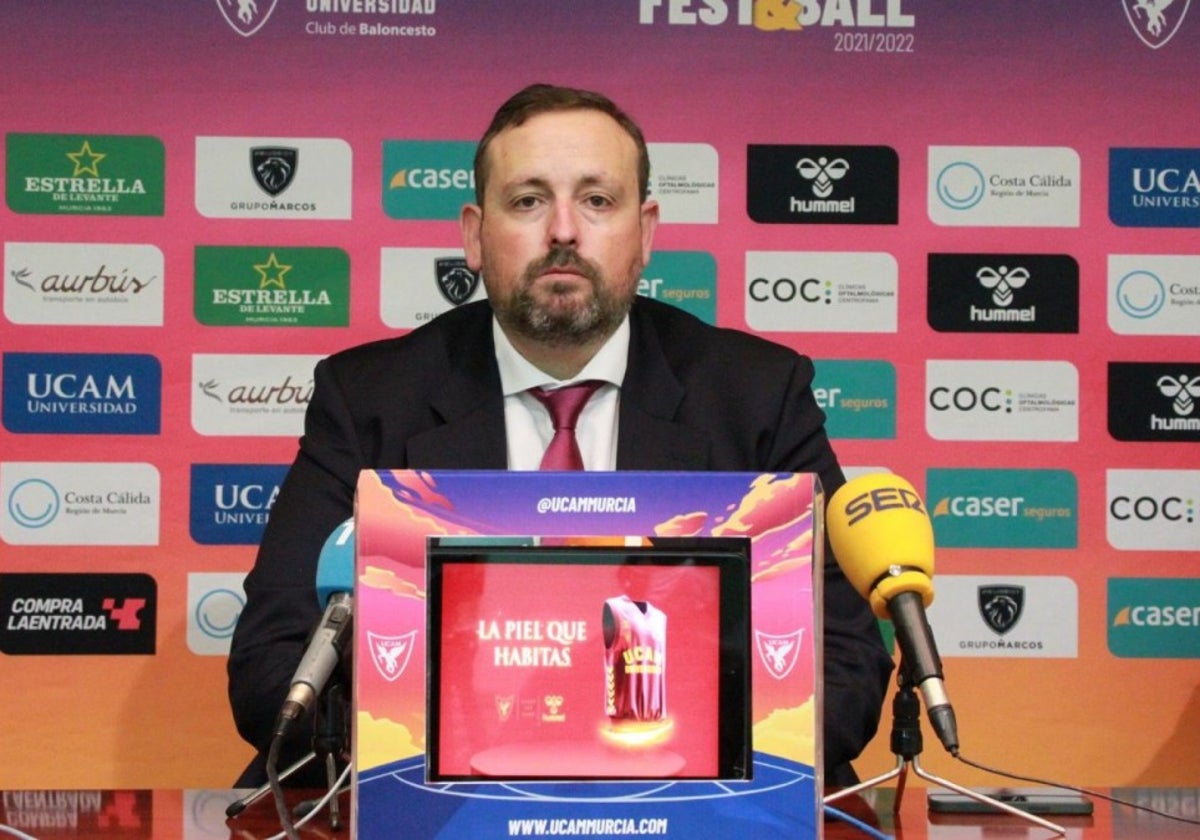 El director general del UCAM Murcia, Alejandro Gómez, en una rueda de prensa.