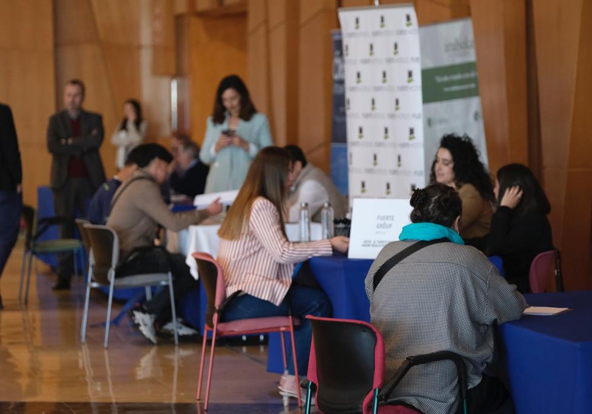 Aspirantes a trabajar en turismo mantienen entrevistas en la feria de empleo.